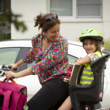 Ouders met hun kinderen aan het fietsen krijgen